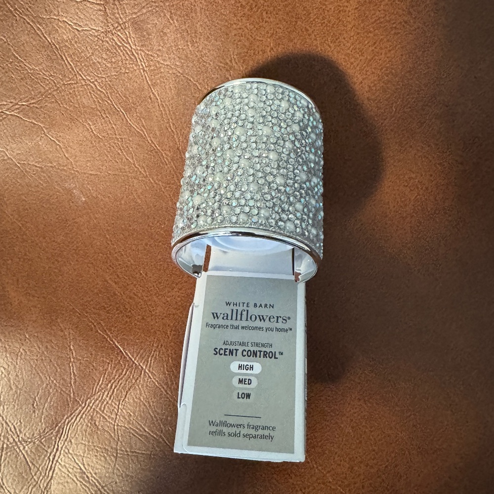 Bath & Body Works - Wallflower Plug In - NEW